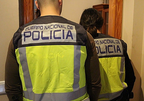 Dos policías nacionales durante un registro.