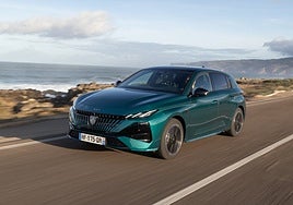 Tanto las luces delanteras como los pilotos posteriores recurren a un nuevo diseño de tres unidades led inclinadas.