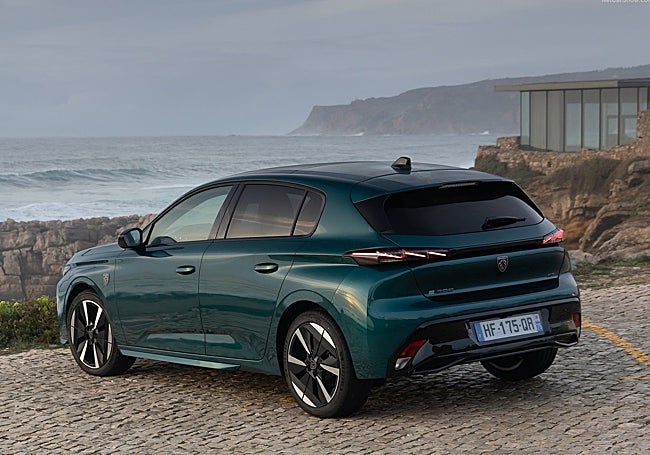 Trasera muy estilizada, moderna y deportiva.