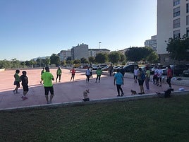 Participantes de la Ruta Sana, calentando antes de iniciar el recorrido.