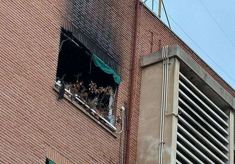 La ventana del comedor donde se ha registrado la explosión.