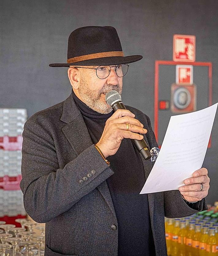 Imagen secundaria 2 - Arriba, las mujeres del Tenedor Plateado. Abajo, el presidente de Cuchara de Plata, Vicente García, y algunos de los asistentes. 
