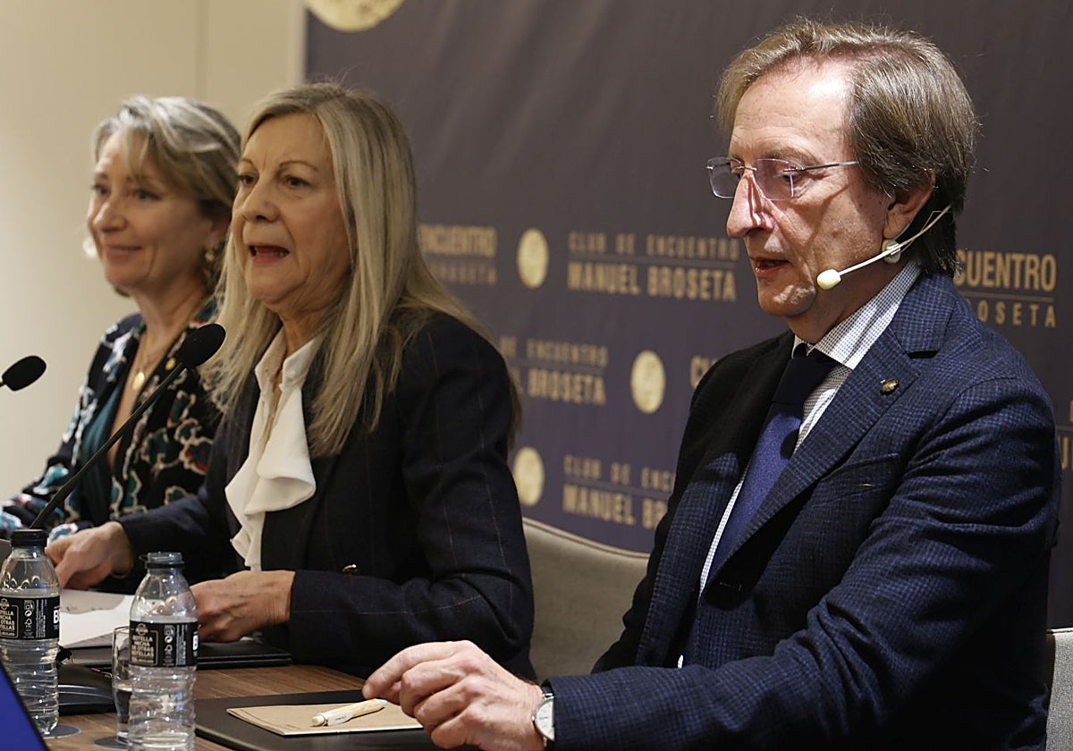 El doctor Carlos Simón, junto a la presidenta del Colegio de Médicos, Mercedes Hurtado , y la presidenta del Club de Encuentro Manuel Broseta, Amparo Matíes, en el centro.