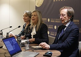 El doctor Carlos Simón, junto a la presidenta del Colegio de Médicos, Mercedes Hurtado , y la presidenta del Club de Encuentro Manuel Broseta, Amparo Matíes, en el centro.