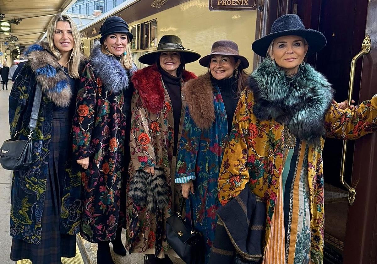 Imagen principal - Las cinco amigas, a punto de subir al tren Belmond. Abajo, Ángela Pla y Elena Meléndez.