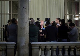Gosálbez atiende a los medios antes del pleno.