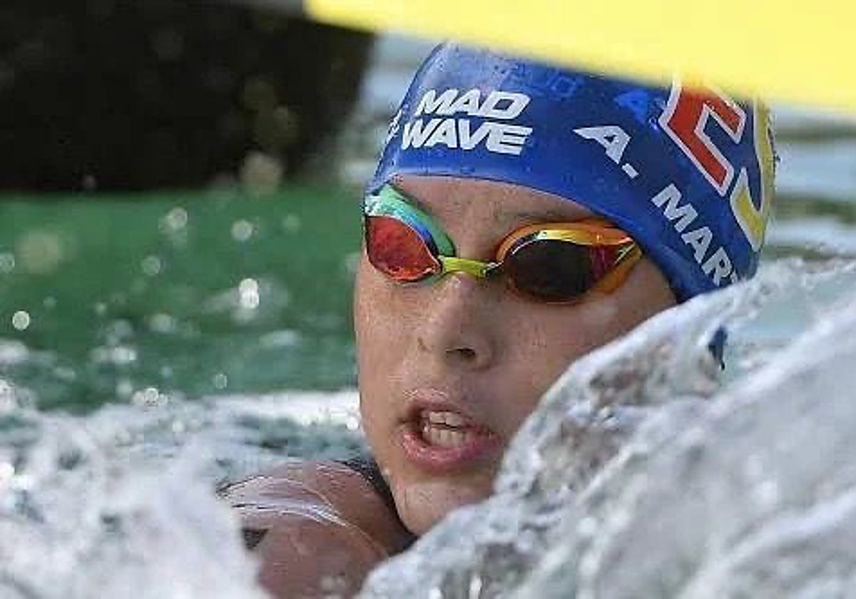 Ángela Martínez nadando.