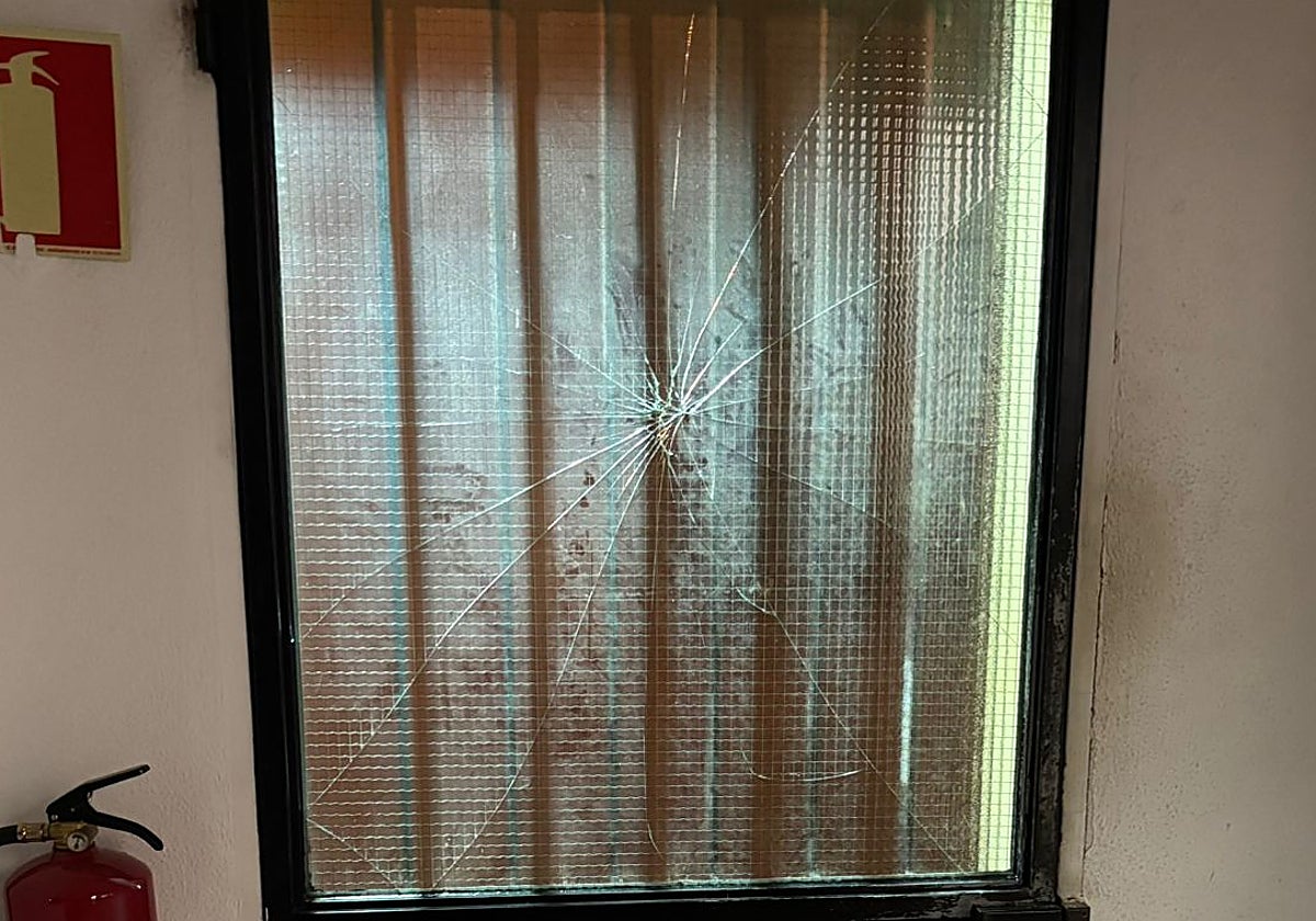 La puerta del cuartel con el cristal fracturado.