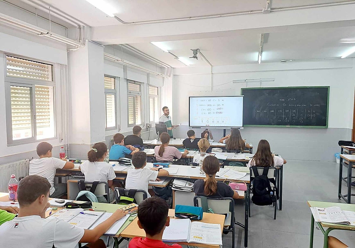 Un profesor en un aula.