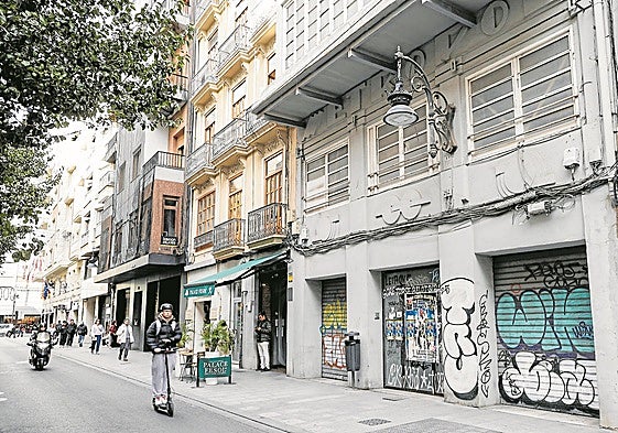 Rótulo y fachada del antiguo cine Metropol de Valencia.