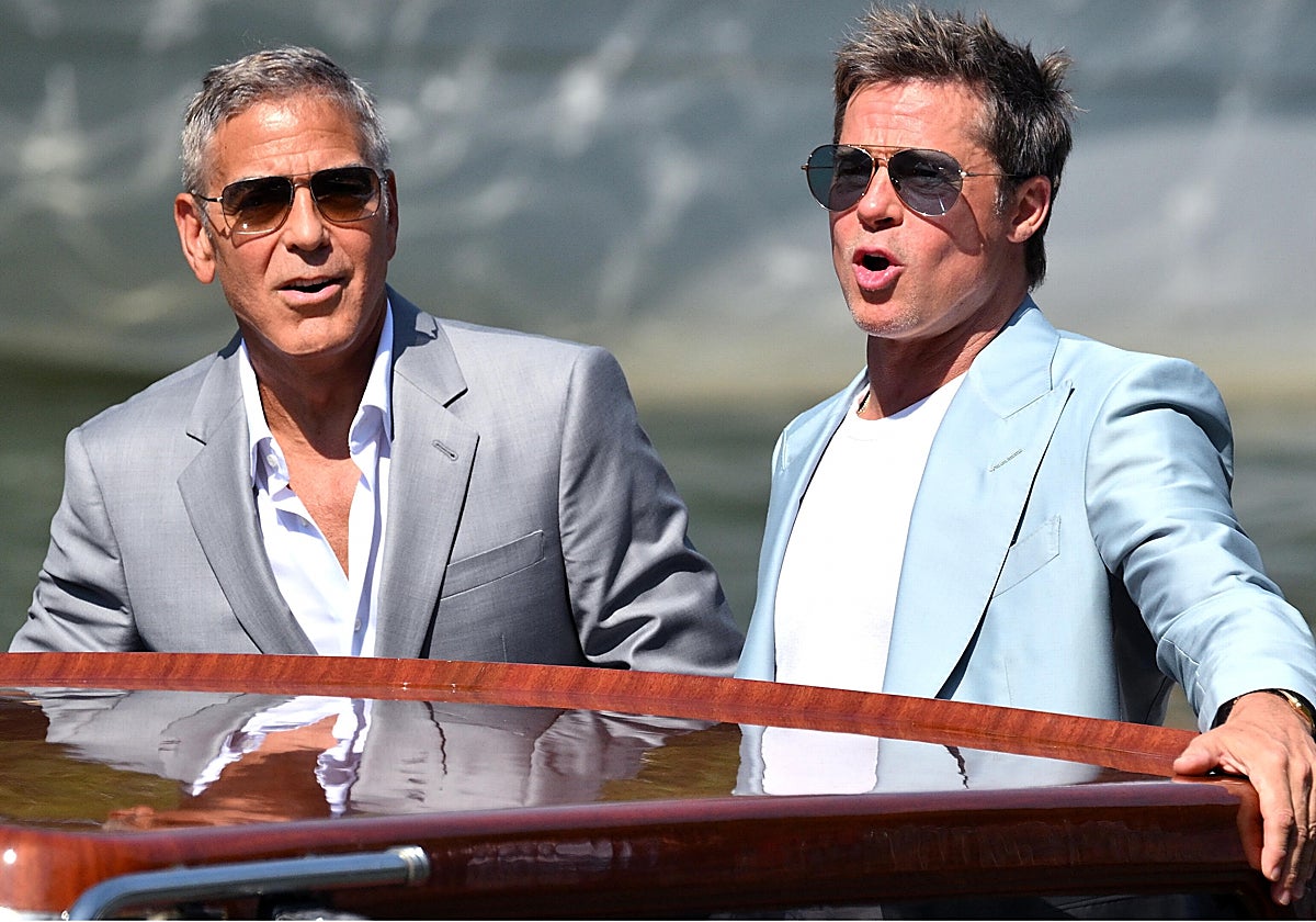 George Clooney y Brad Pitt a su llegada al Lido veneciano para la presentación de 'Wolfs'.