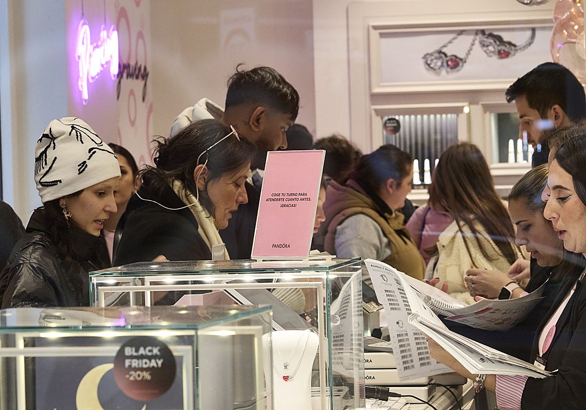 Clientes compran durante los días de ofertas del black friday.