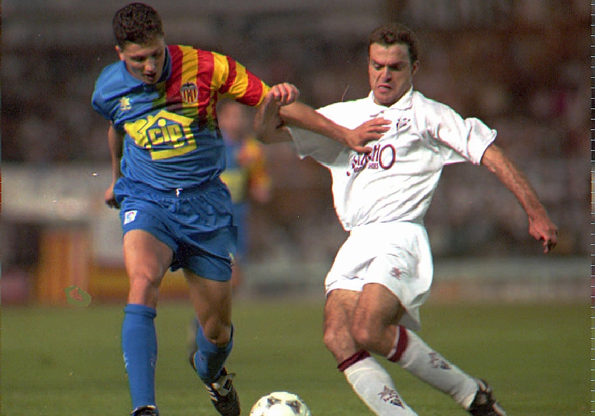 Lubo Penev, con una mítica camiseta de la Senyera del Valencia, durante un partido contra el Albacete.