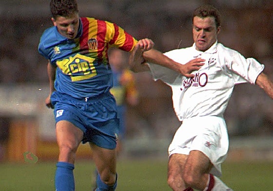 Lubo Penev, con una mítica camiseta de la Senyera del Valencia, durante un partido contra el Albacete.