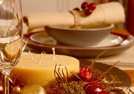 Mesa adornada para celebrar la Navidad.