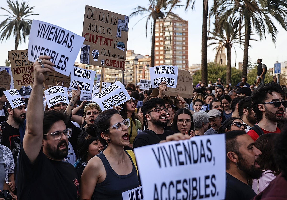 Miles de personas se manifiestan por el acceso a la vivienda, en Valencia, en octubre de 2024.