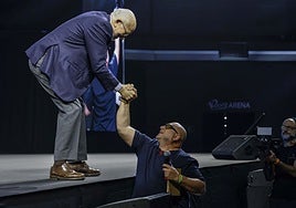 Juan Roig saluda a uno de los empresarios asistentes al evento.