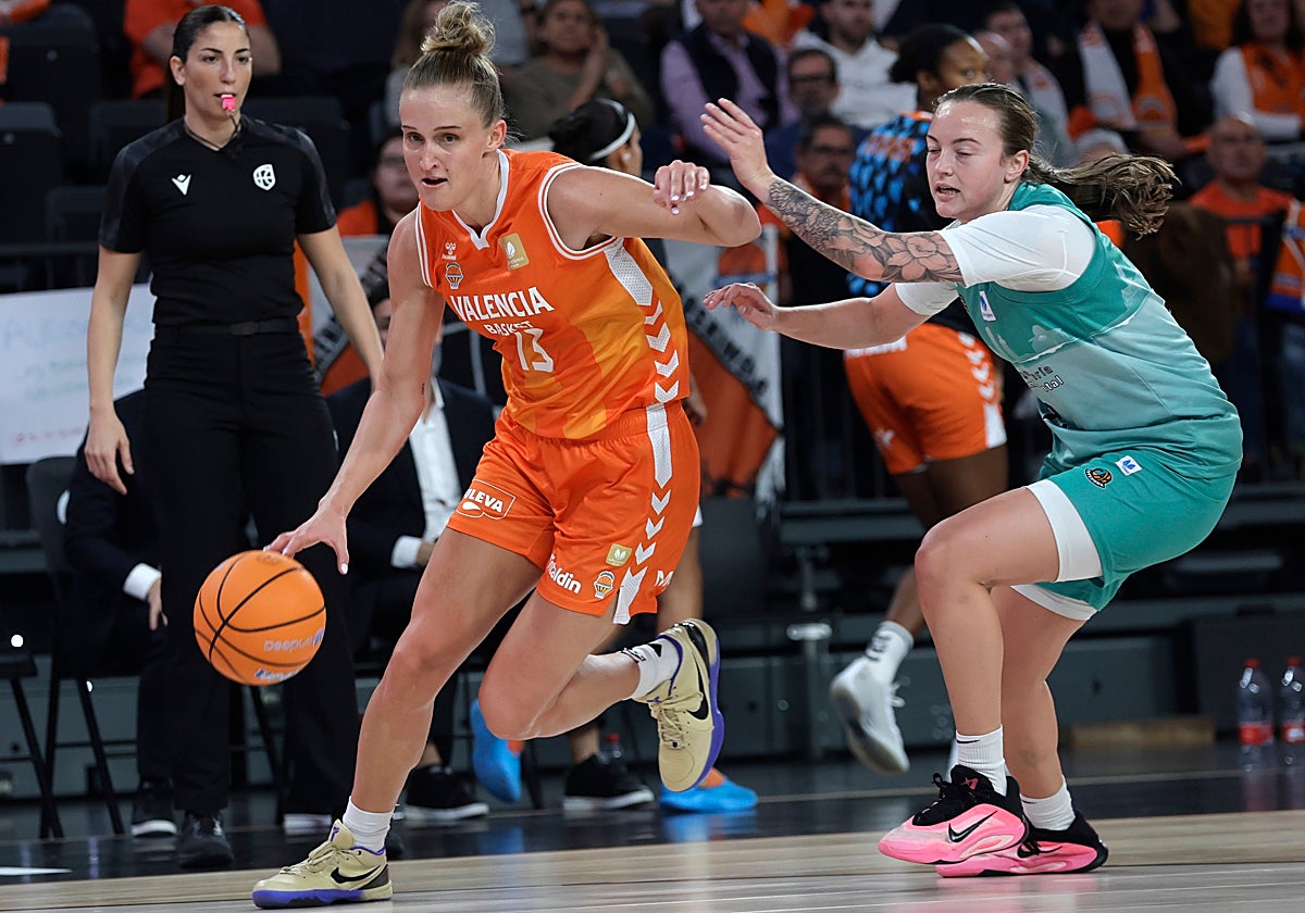 Leo Fiebich, durante el partido contra el Estepona en el Roig Arena.