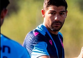 Álvaro del Moral da indicaciones en un entrenamiento