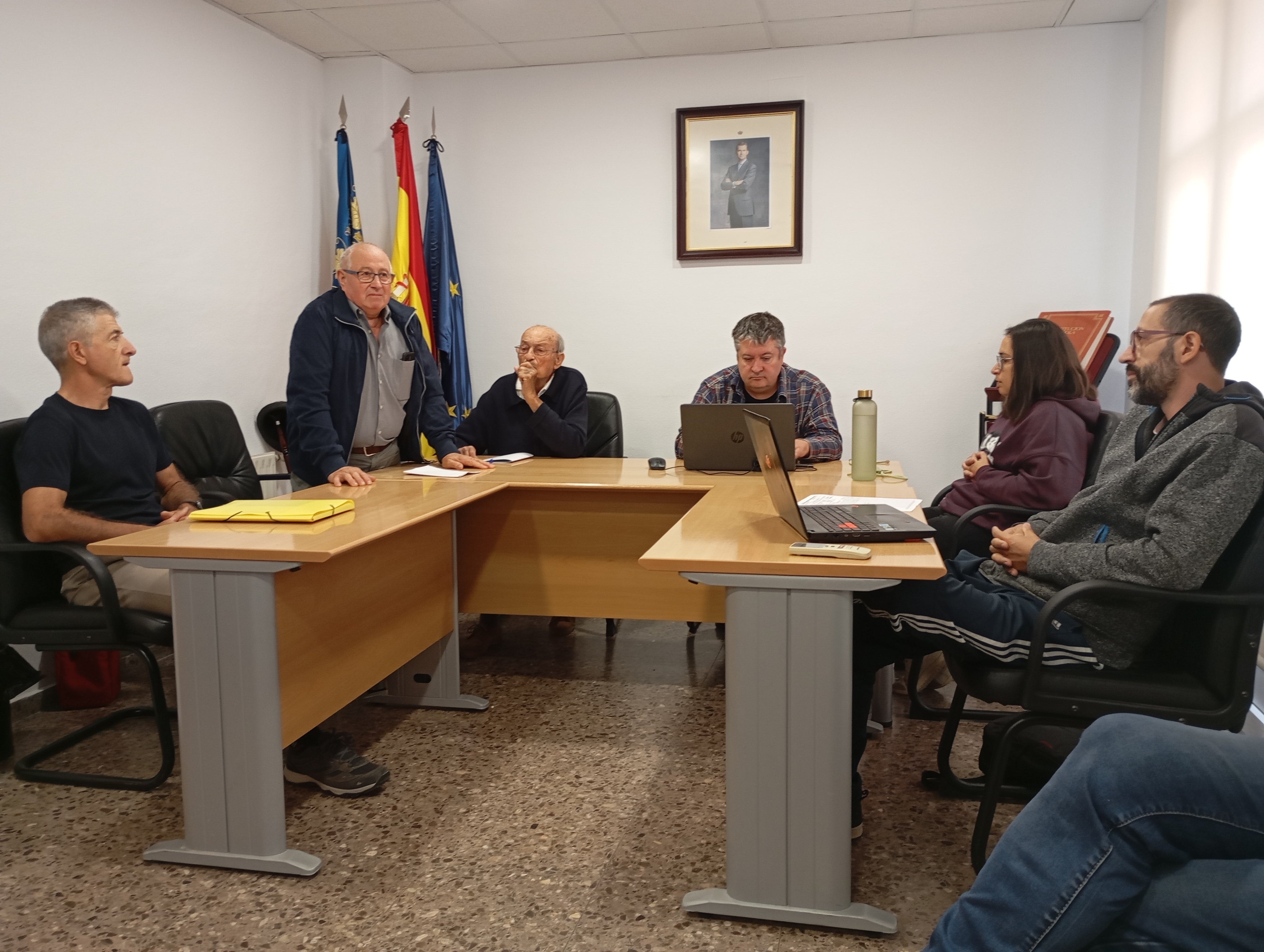 Pinazo, de pie, el día en que prosperó la moción de censura y fue elegido alcalde.