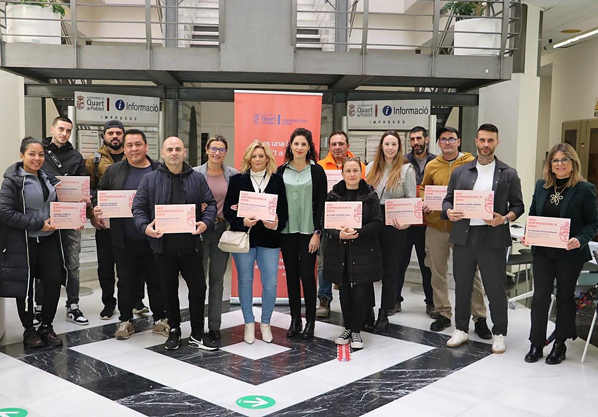 La alcaldesa de Quart, Cristina Mora, con los beneficiarios de las ayudas.