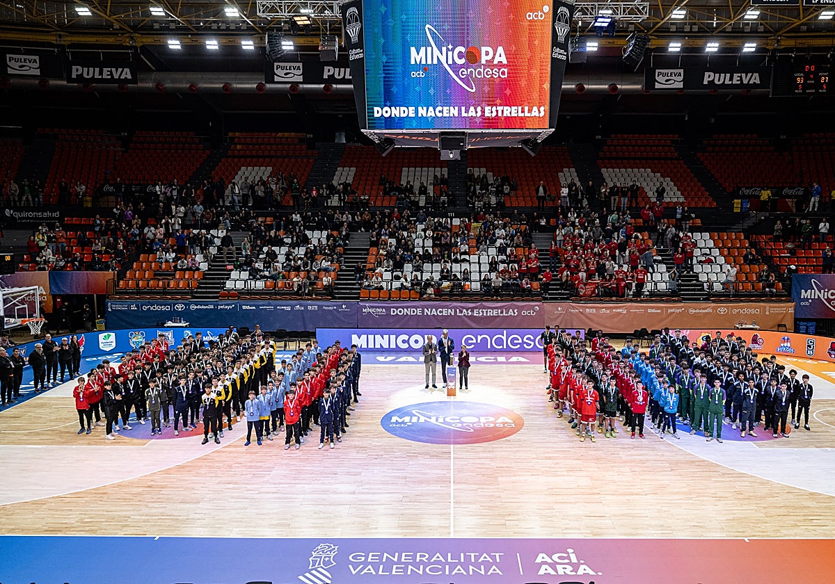Foto de familia de los equipos que participaron en la fase previa de la Minicopa en Valencia.
