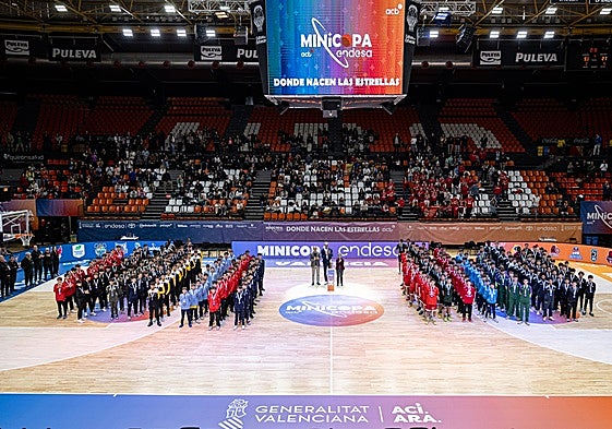 Foto de familia de los equipos que participaron en la fase previa de la Minicopa en Valencia.