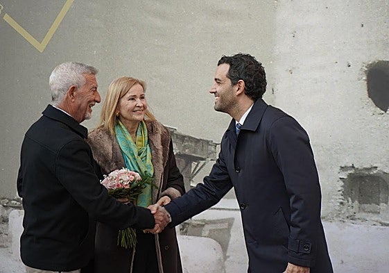 El alcalde Sagredo felicita a una de las parejas.