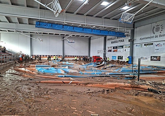 Interior del pabellón polideportivo tras la dana.