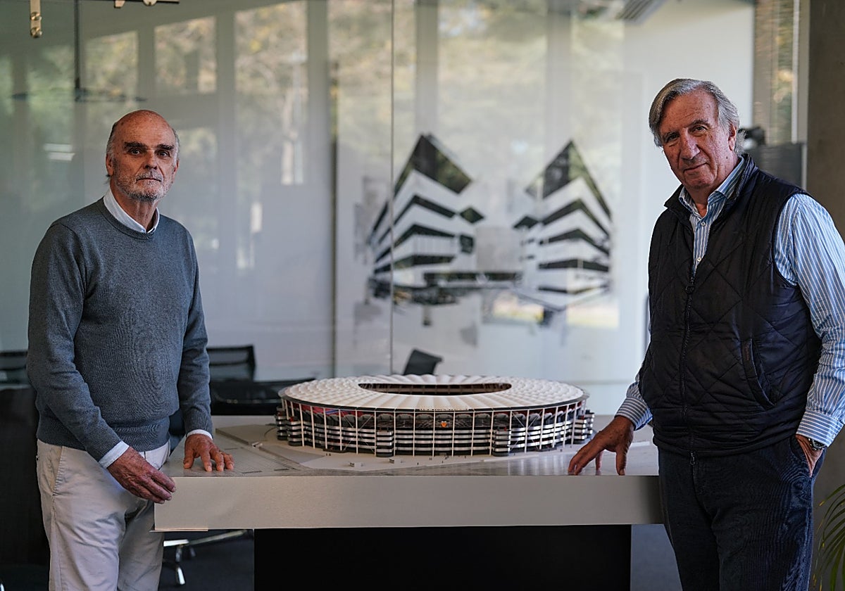 Iribarren y Fenwick posan en su despacho con una maqueta del estadio valencianista.