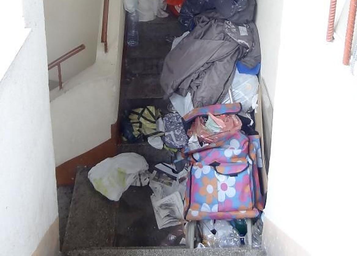 Basura acumulada en un rellano.