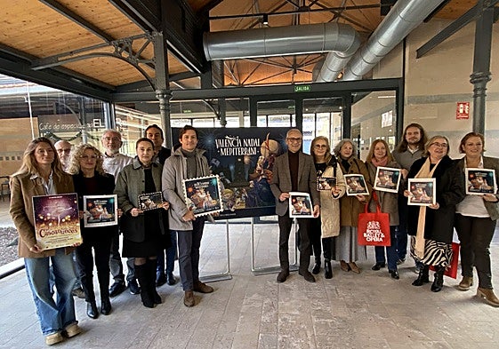 Presentación del cartel de Ramón Pla que invita a comprar en los comercios de proxiimidad de Valencia.