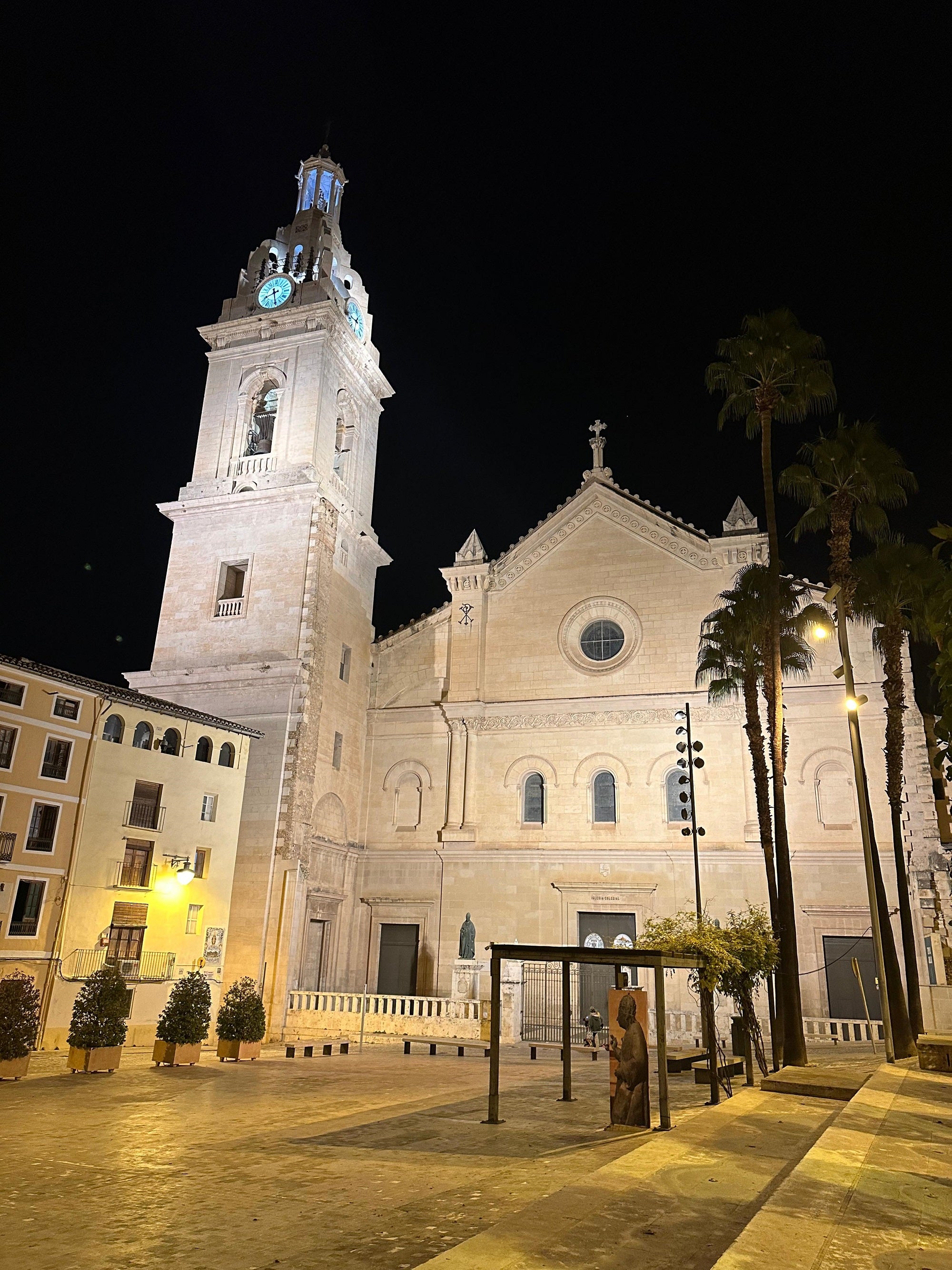 Nueva iluminación en la plaza de la Colegiata de Santa Maria.