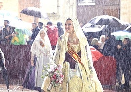 Momento del desfile de Berta Peiró, fallera mayor de Valencia 2025, en la Ofrenda a la Mare de Déu.