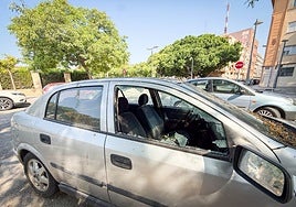 Cristales de una furgoneta que rompió un delincuente para pasar la noche dentro y refugiarse del frío.