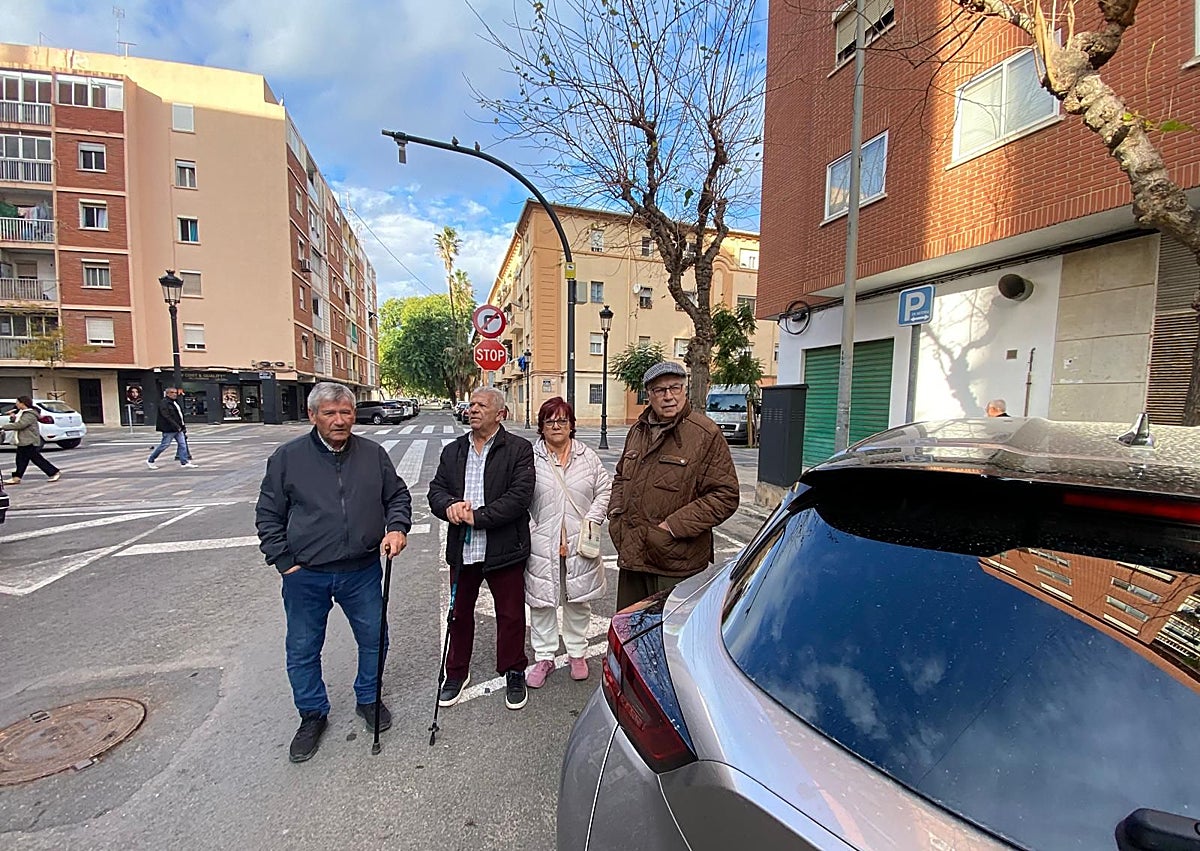 Imagen secundaria 1 - Coche registrado por un delincuente; vecinos afectados por los robos y un coche donde figura un cartel advirtiendo a los ladrones que no tienen objetos de valor.