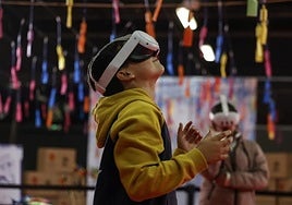 Un niño prueba unas gafas de realidad virtual.