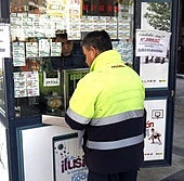 Un vendedor de la ONCE en una imagen de archivo.