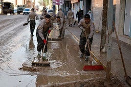 Dos militares limpian el barro tras la dana del 29-O.