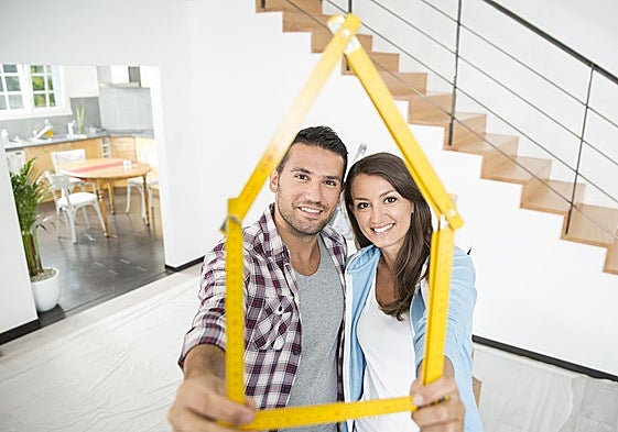 Una pareja estrena su nueva vivienda.