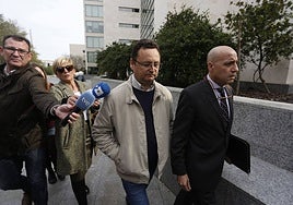 Tauroni, acompañado de su abogado, en la Ciudad de la Justicia.