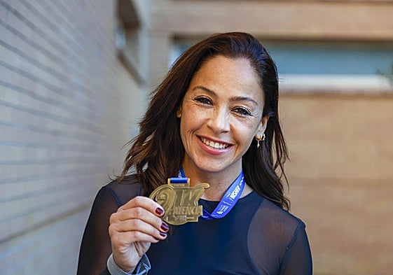Tatiana Roig posa con su medalla del Medio Maratón Valencia.