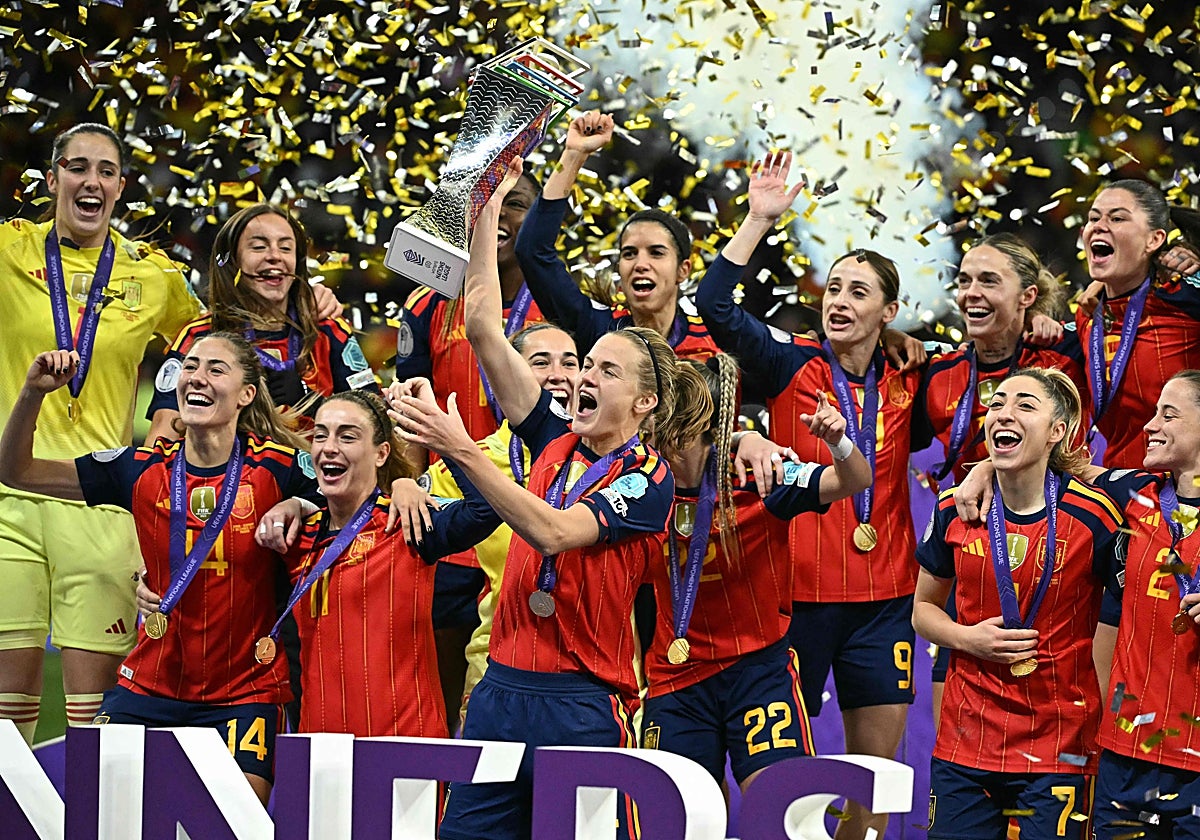 Las futbolistas de España levantan el título de la Nations League.