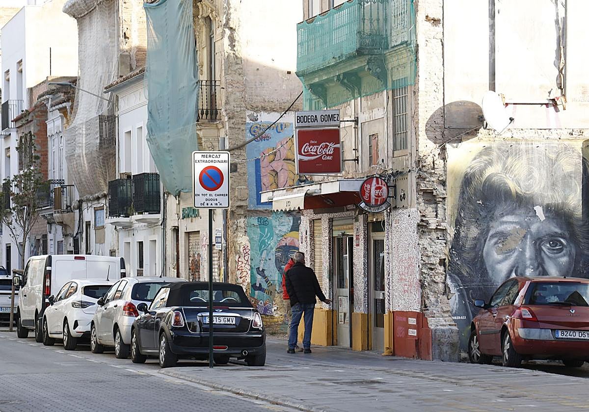 Colorido en la calle Escalante del Cabanyal, en plena «zona cero» de la prolongación de Blasco Ibáñez.