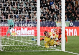 Marc Dolz, portero del Torrent, observa con amargura como entra el segundo golazo de Riquelme para el Betis.