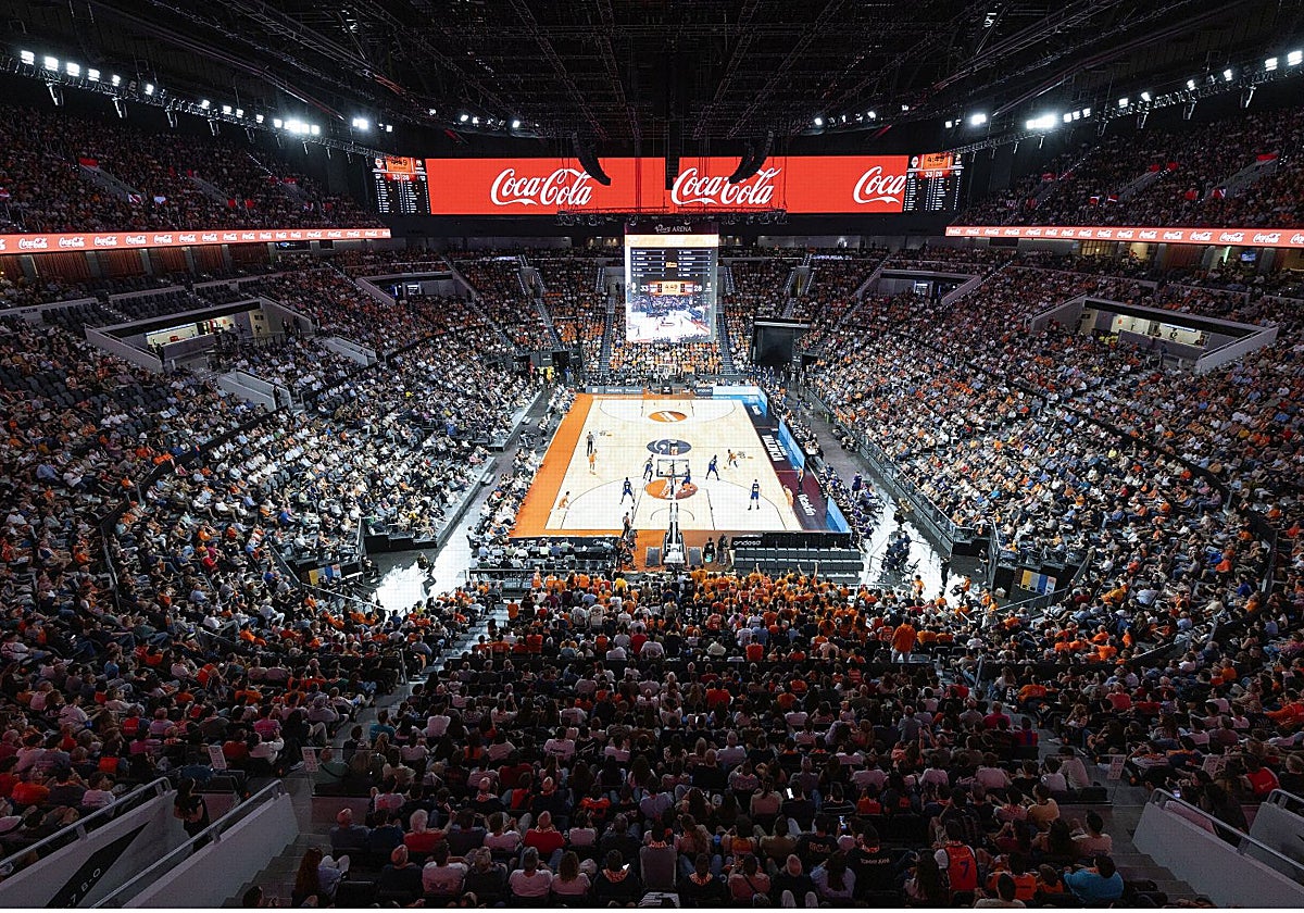 La grada del Roig Arena durante su primer partido de baloncesto.
