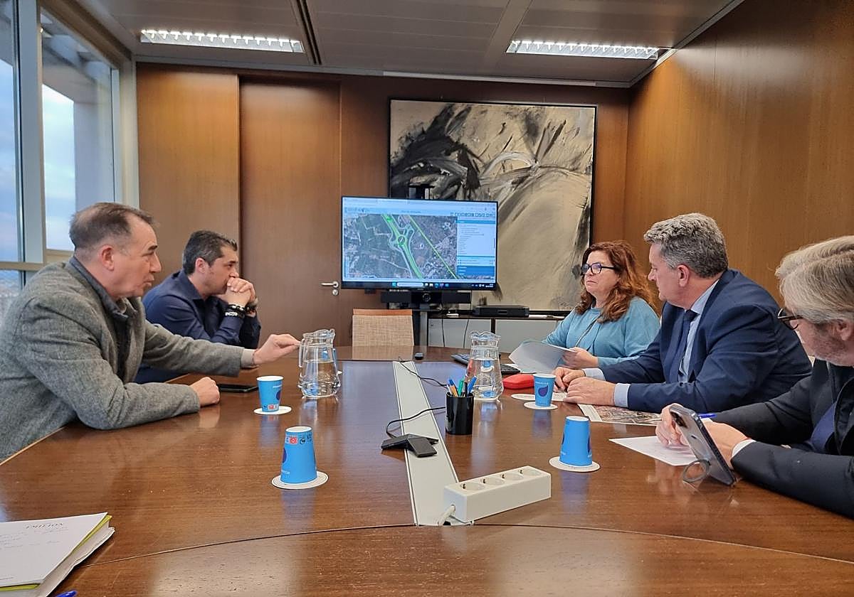 Raga y Martínez Mus, con miembros de su equipo.