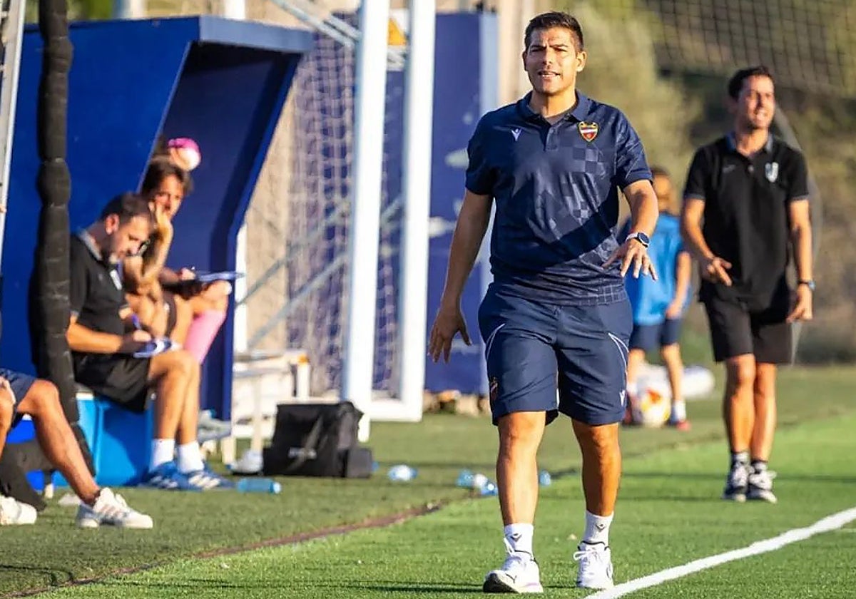 Álvaro del Moral durante un partido del filial.