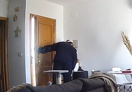 El presunto envenenador de Requena antes de abandonar el domicilio tras introducir arsénico en la soja.