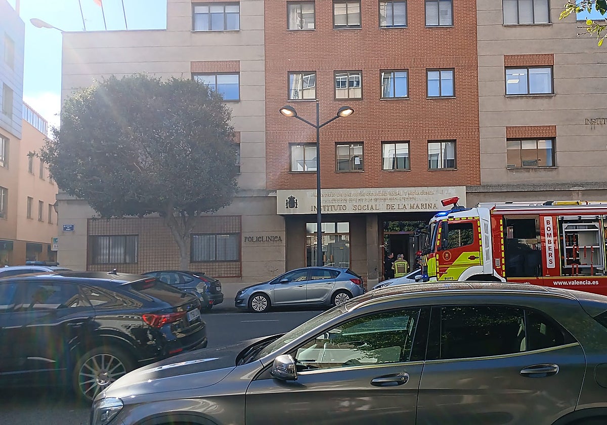 Los bomberos en el incendio de la avenida del Puerto de Valencia.
